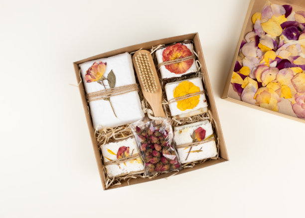 天然自制肥皂包装在手工压花纸躺在牛皮纸盒。公司或个人礼物的想法。妇女节，情人节，母亲节的礼物。图片下载