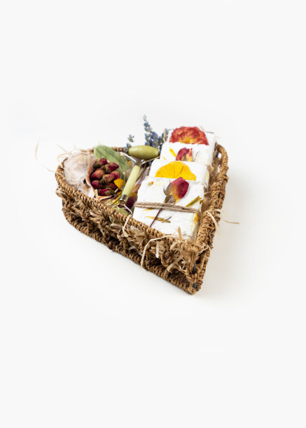 天然自制肥皂，有机干燥玫瑰花瓣躺在一个心形的篮子里。公司或个人礼物的想法。妇女节，情人节，母亲节的礼物。图片下载