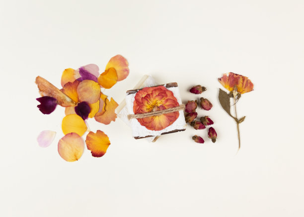 天然自制肥皂，用手工压制的花纸包裹。公司或个人礼物的想法。妇女节，情人节，母亲节的礼物。图片下载