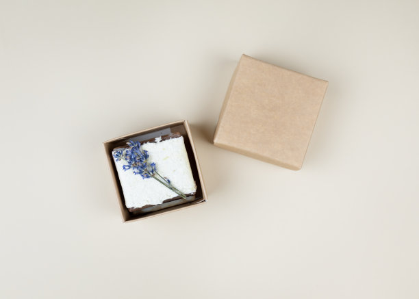 天然的自制肥皂包裹在手工压花纸，装饰薰衣草。公司或个人礼物的想法。妇女节，情人节，母亲节的礼物。图片下载