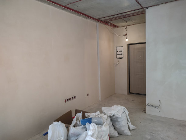 公寓里有装满建筑垃圾的白色聚丙烯袋。图片下载