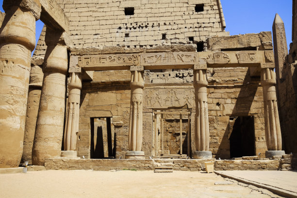 埃及卢克索神庙中的底比斯三神殿图片下载