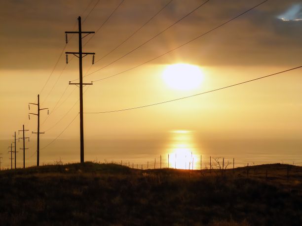 金色的夕阳落在输电塔上图片下载