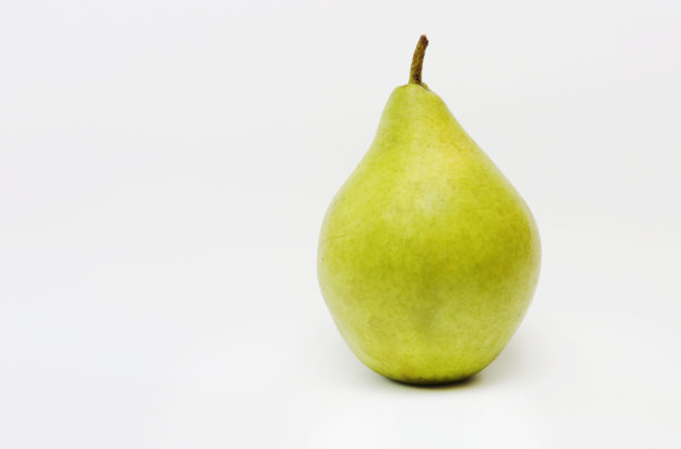 白色背景上的绿色梨特写。图片下载