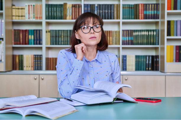 在图书馆工作的中年女教师图片下载