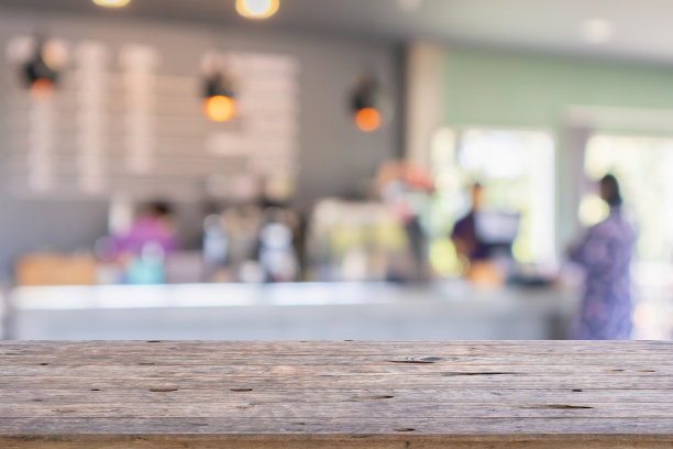 空木桌面与咖啡馆餐厅内部模糊的背景图片下载