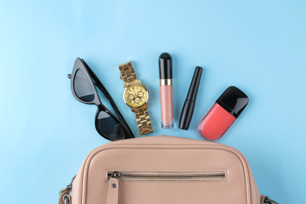 时尚时尚的粉色包包和女性化妆品和配饰在明亮的时尚裸背景。女性配饰概念。俯视图图片下载