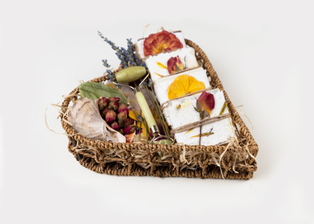 用手工压制的花纸包裹的天然自制肥皂放在心形的篮子里。公司或个人礼物的想法。妇女节，情人节，母亲节的礼物。图片下载