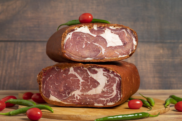 木制背景上的土耳其熏牛肉。Antrikot是用各种香料和盐烘干而成的培根。土耳其美食图片下载