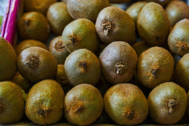 几维鸟摆放在货架上出售图片下载