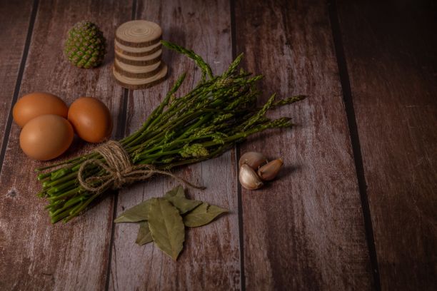 一堆野生芦笋和做煎蛋卷的原料图片下载