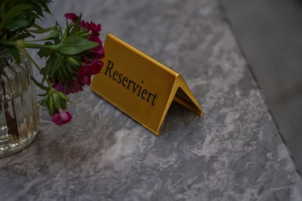 特写的一个金色的“保留”标志在桌子上的鲜花在一家餐馆图片下载