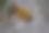特写的一个金色的“保留”标志在桌子上的鲜花在一家餐馆图片下载