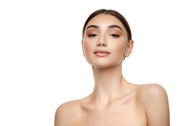 年轻漂亮的女人与自然的裸妆温柔地摆孤立在白色的工作室背景。自然美景图片下载