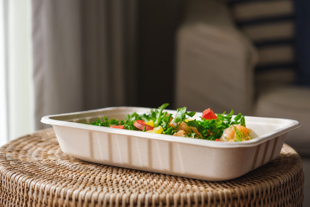 新鲜的沙拉装在纸盒里作为外卖食品图片下载