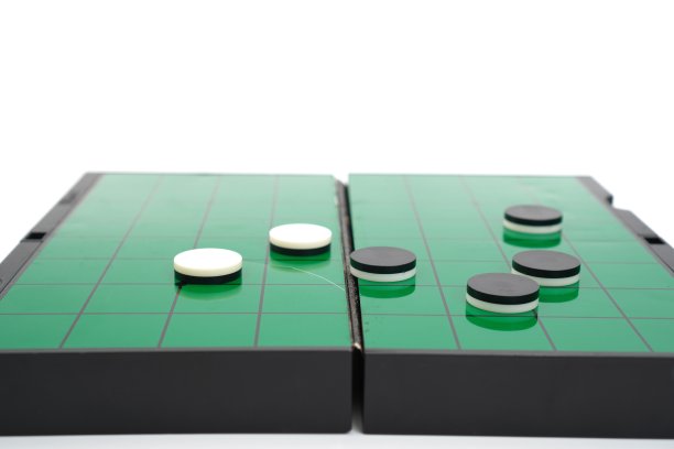 这张照片展示的是在白色和黑色棋盘之间玩西洋跳棋的示范。图片下载