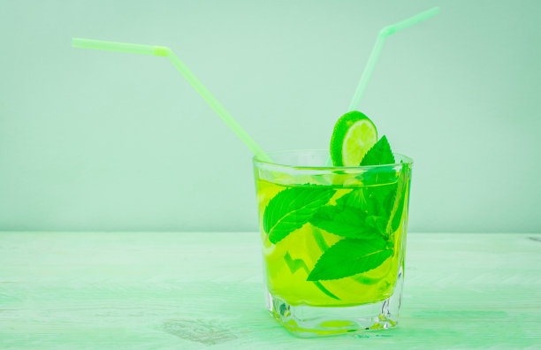 新鲜的柠檬水果和新鲜的薄荷饮料图片下载