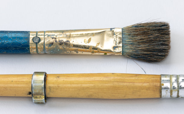 特写，白色背景上的旧画笔。图片下载