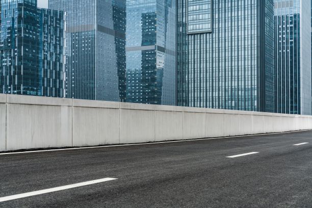 在白天，市中心一条空的柏油路和现代化的办公楼特写图片下载