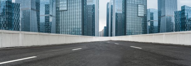 在白天，市中心一条空的柏油路和现代化的办公楼特写图片下载