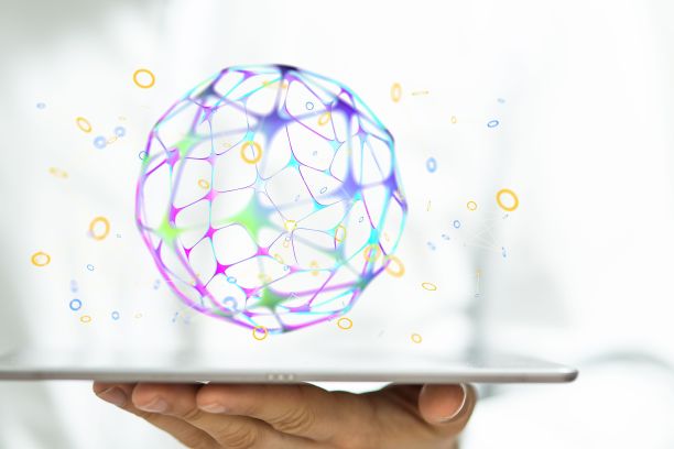 手持演示的三维彩色圆形图案上方的平板电脑屏幕-视频会议的概念图片下载