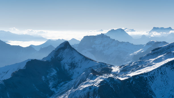 瑞士阿尔卑斯山的山景。山的山峰。自然景观。山脉连绵，天空湛蓝。夏天的风景。大分辨率照片。图片下载