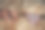 孩子们的腿从毯子下探出头来。一个婴儿和一个六岁小孩的腿。这个概念是第二个孩子。图片下载