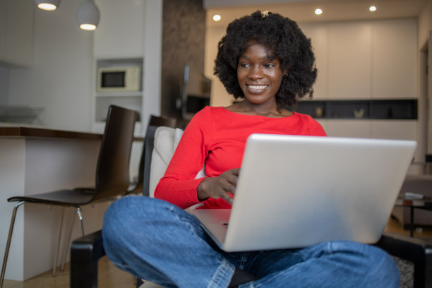 在家工作的女性图片下载