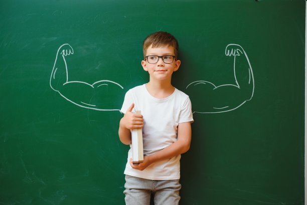 回到学校的概念。学童在上课。快乐的孩子对着绿色的黑板。课堂上的聪明孩子。理念与教育理念图片下载