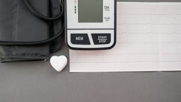 灰色背景的医用电子眼压计。高血压心电图。医学概念。图片下载