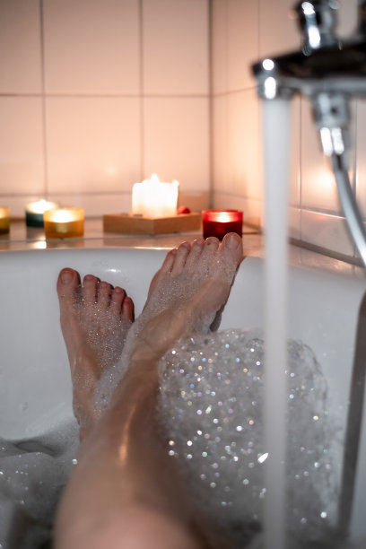 在家里浴缸里洗澡的女人的低部分图片下载
