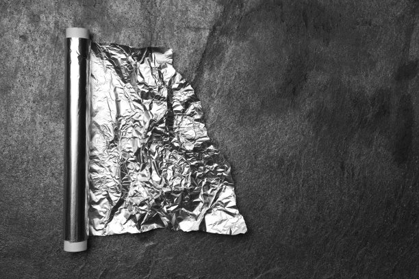 灰色桌子上的铝箔卷，顶部视角。留有文字空间图片下载
