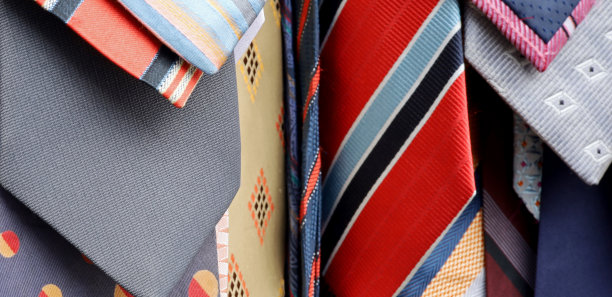 一个彩色旧领带的特写图片下载