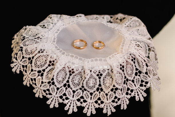 订婚戒指。金情侣戒指放在盘子里。在基督教教堂举行的婚礼。关闭了。有选择性的重点。动态照片。图片下载