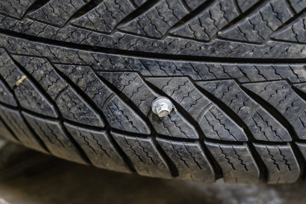 汽车车轮上的大金属自攻螺丝。轮胎配件图片下载