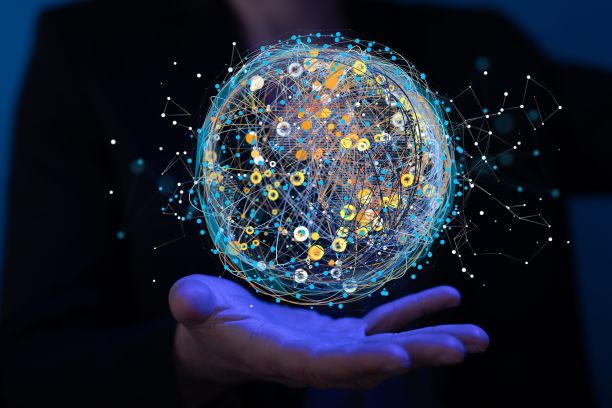 一个3D渲染的球，带有一些技术网络符号，后面有一个人解释团队合作图片下载