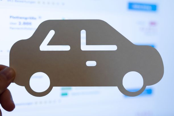 汽车形状的剪纸在屏幕的背景作为一个概念的保险图片下载