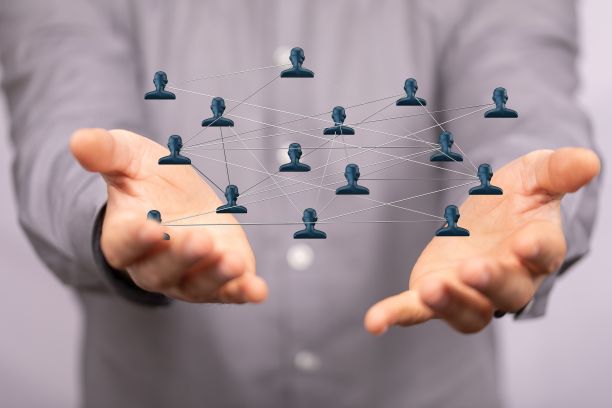 由一个人以全息方式操纵的相互连接的“个人资料”图标的3D渲染图片下载