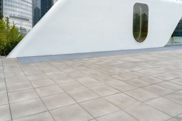 白天，街道上空无一人的底层和现代建筑外观图片下载