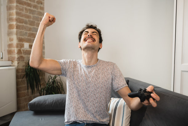 年轻人在家里玩游戏图片下载