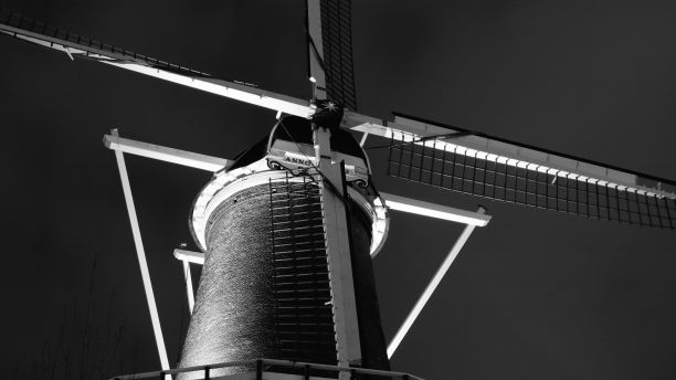 黑色背景上风车的灰度图图片下载