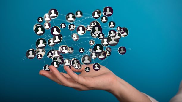 数字标志的会议数字网络人在一个手与蓝色背景图片下载