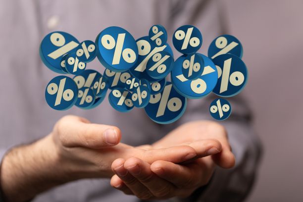 3D渲染的蓝色百分比图标盘旋在一个人的手在背景上图片下载