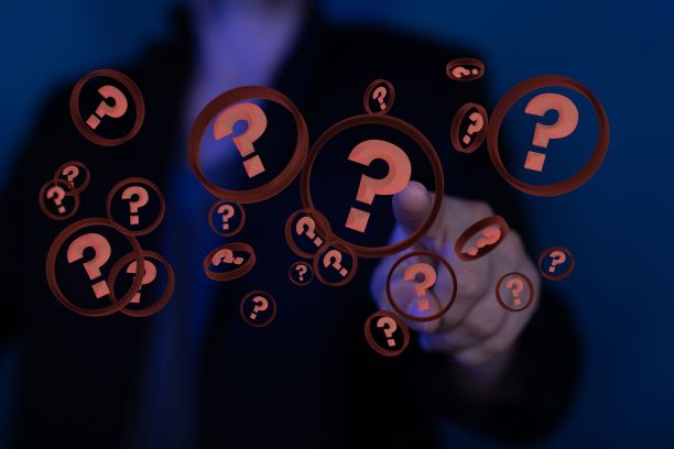 手指指向问题图标的3D数字渲染-询问的概念图片下载