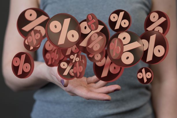 飞行的百分号飞过手的镜头图片下载