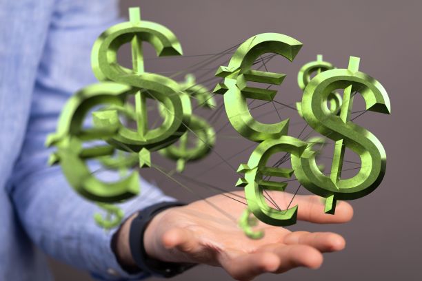 人的手与说明性的货币图标漂浮在一只手。商业的概念。图片下载