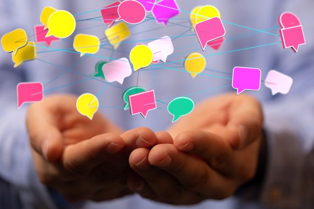 人的手与说明性的信息图标漂浮在手上。沟通的概念。图片下载