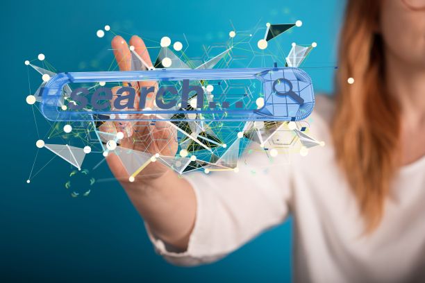 女人在屏幕上点击一个说明性的搜索窗口。图片下载