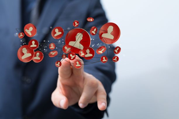 人的手在屏幕上敲击，说明性的人图标漂浮在空中。图片下载