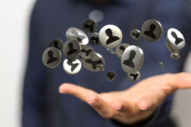 个人资料图标悬浮在一个人的手上的3D渲染图片下载